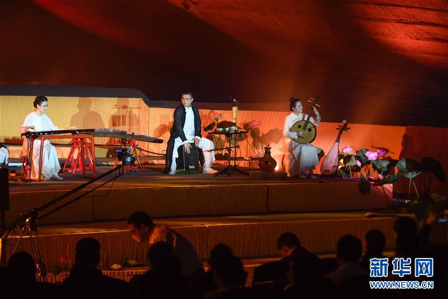 幻想的な空間で美しい音色を楽しむ石窟のコンサート　浙江省