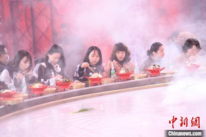 巨大火鍋が重慶火鍋フェスに登場　来場者の人気の的に