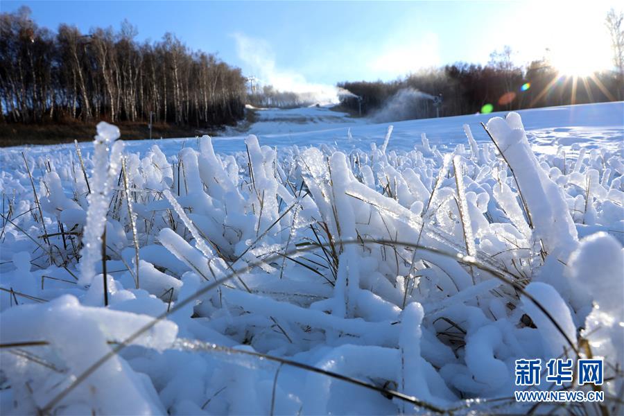 スキーシーズンに備え人工雪の造雪作業始まる　河北省崇礼