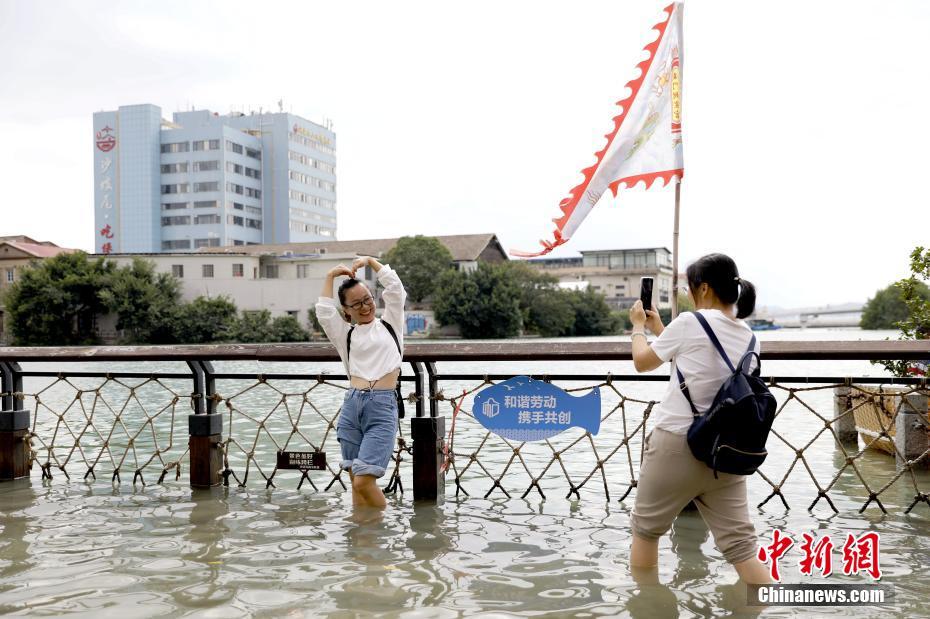 天文潮の大潮で沿海の低地エリアに海水が流入　福建省アモイ