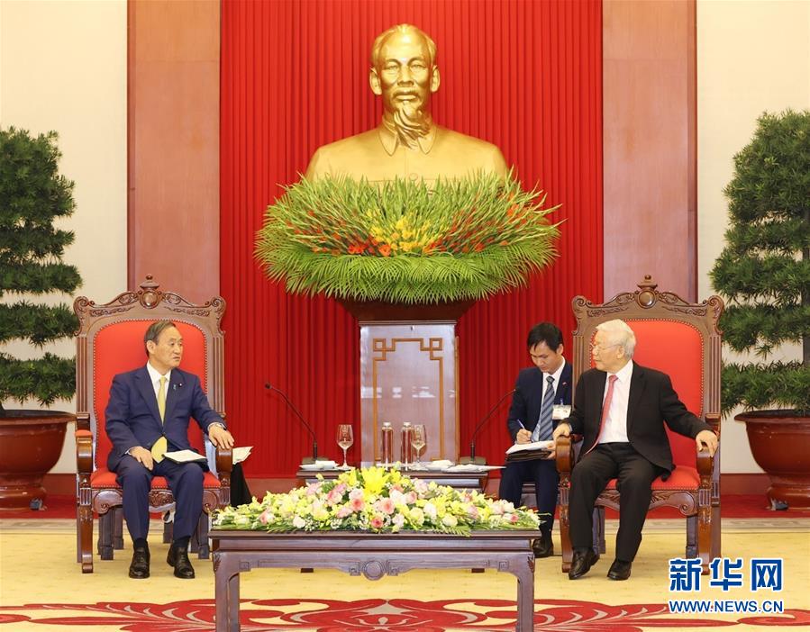10月19日、ベトナムの首都ハノイで、会談するグエン・フー・チョンベトナム共産党中央委員会書記長兼国家主席（写真右）と同国訪問中の菅義偉首相（写真左、画像提供・新華社/ベトナム通信社）。