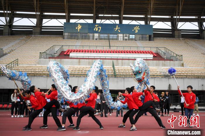 竜舞・獅子舞のパフォーマンスを行う中南大学の学生（撮影・楊華峰）。