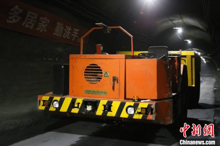 甘粛省金昌市の金川集団第2鉱区は5G通信により地下の25トンダンプトラックの遠隔操作を実現した試行鉱山（撮影・崔一博）。