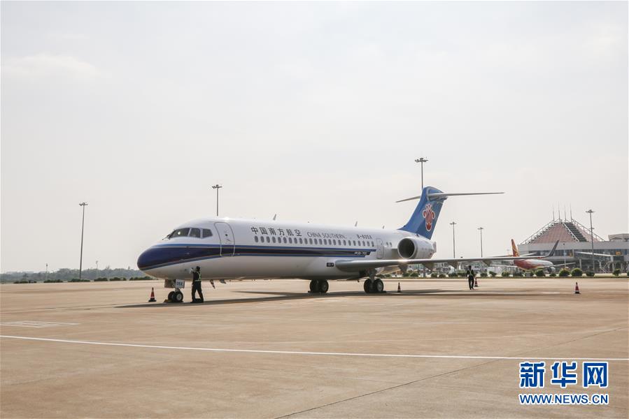 10月21日、海口美蘭国際空港に着陸する南方航空ARJ21―700国産機。