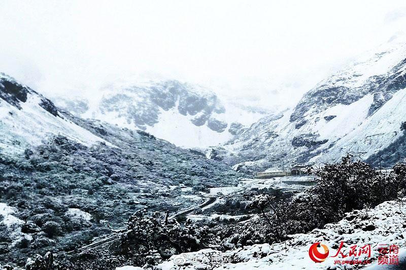 シャングリラに降雪、一面の銀世界に　雲南省