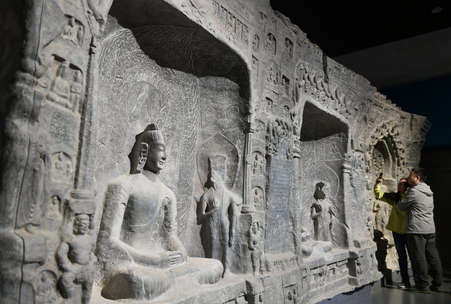 洛陽博物館で展示された3Dプリンタで再現された竜門石窟を鑑賞する来場者（写真著作権はCFP視覚中国が所有のため転載禁止）。