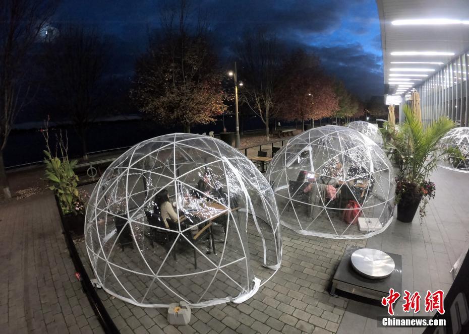 「バブル型ドーム空間テーブル」で食事客にアピール　カナダ・トロント