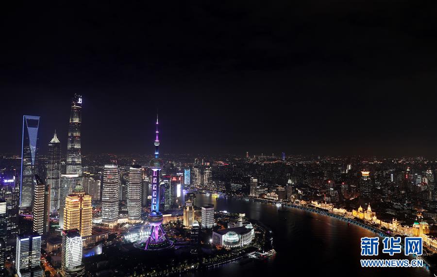 10月26日、大型モール「上海白玉蘭広場」の屋上から望む浦江両岸のイルミネーション（撮影・方喆）。
