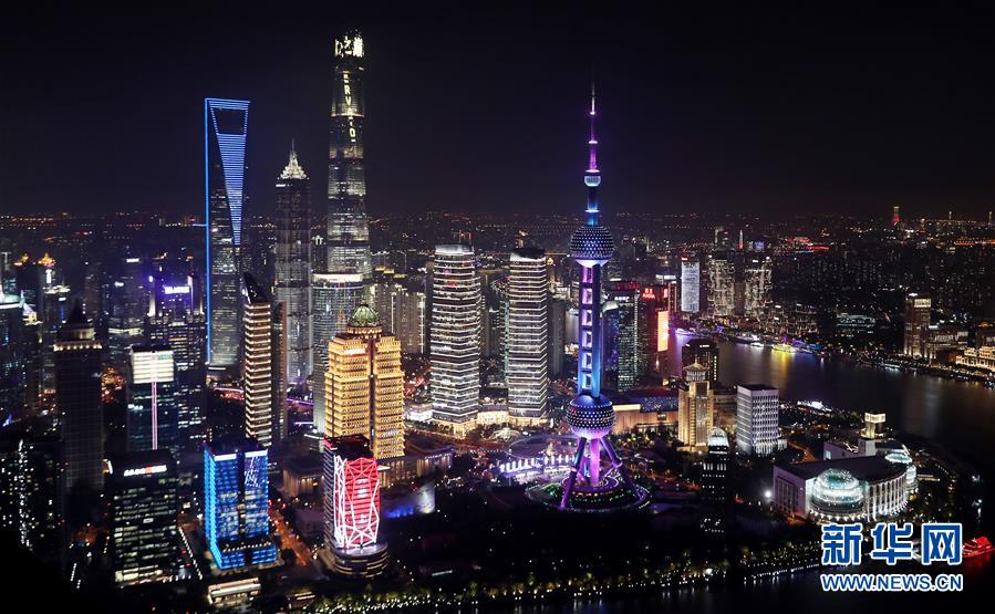 煌くイルミネーションで中国輸入博迎える上海市
