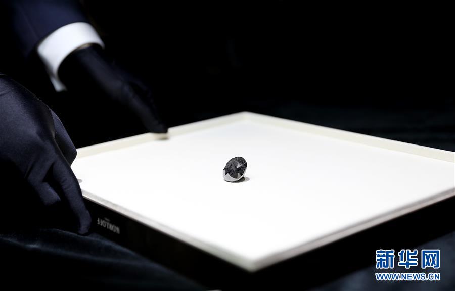 輸入博で展示される88カラットの最高級ブラックダイヤモンドがパリから上海に到着