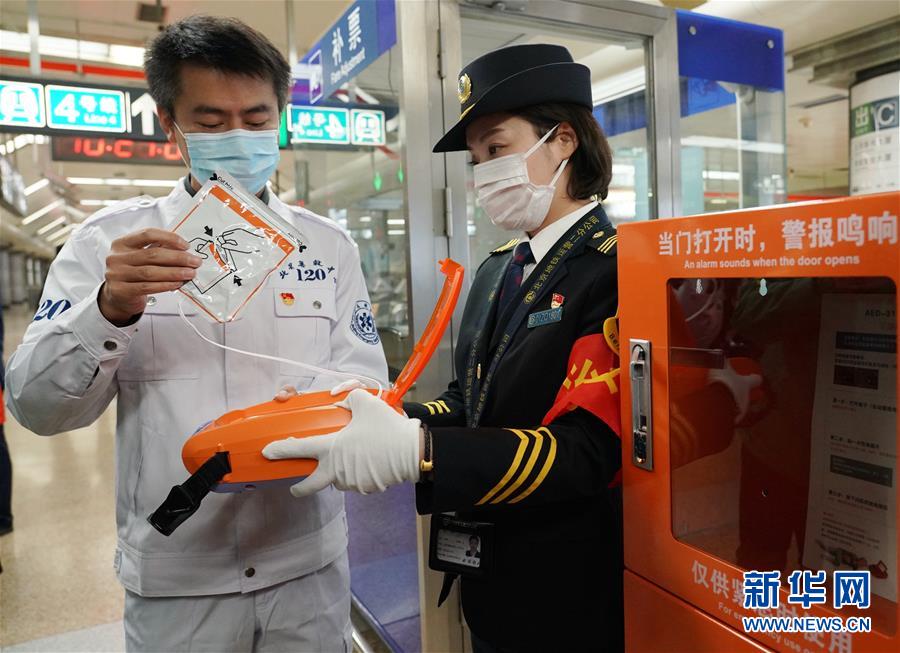 地下鉄職員にAEDの使用方法を説明する北京救急センターのスタッフ（10月27日撮影・張晨霖）。