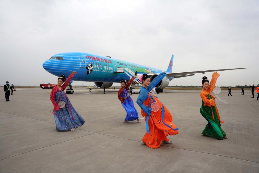 特色ある唐の官女の衣装を着て優雅な舞姿を披露した6人の職員（写真著作権はCFP視覚中国が所有のため転載禁止）。