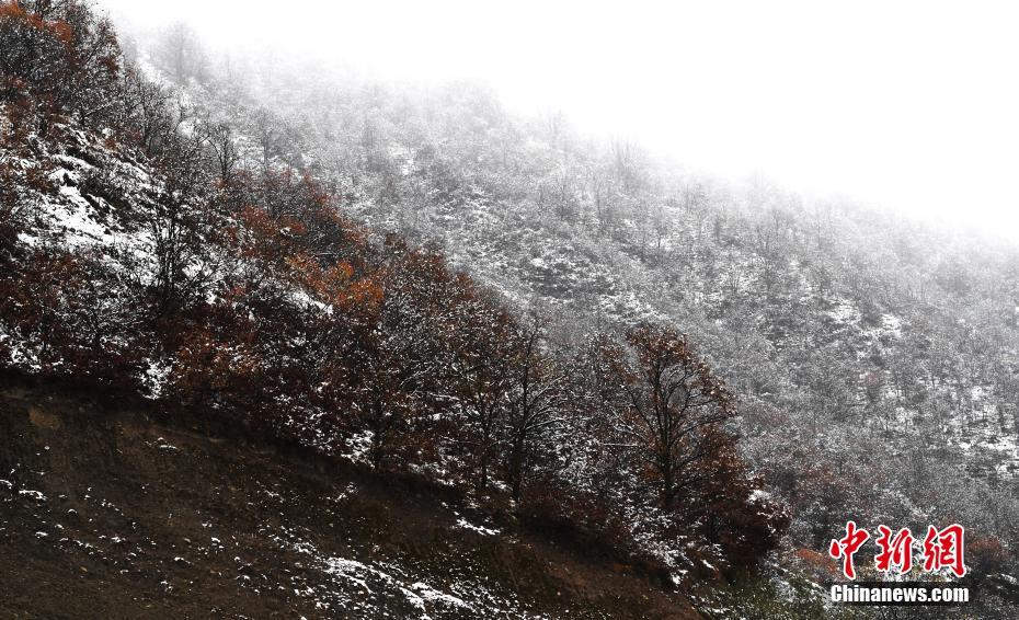 秋景色と雪景色の競演！　甘粛省崆峒山