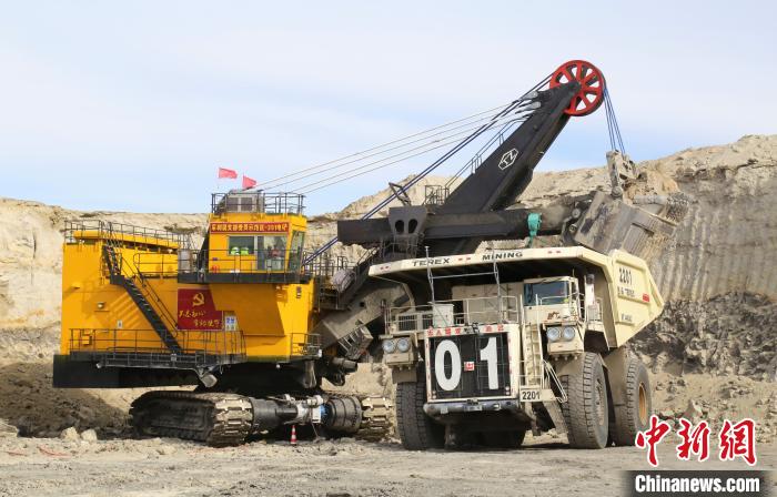世界初の極寒稼働環境5G＋220トン自動運転トラック隊が試運営を開始