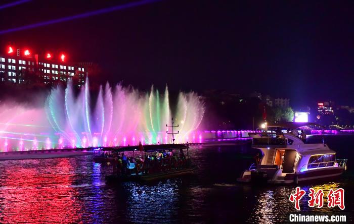 10月28日夜、遊覧船から音楽噴水ショーを鑑賞する観光客（撮影・張斌）。