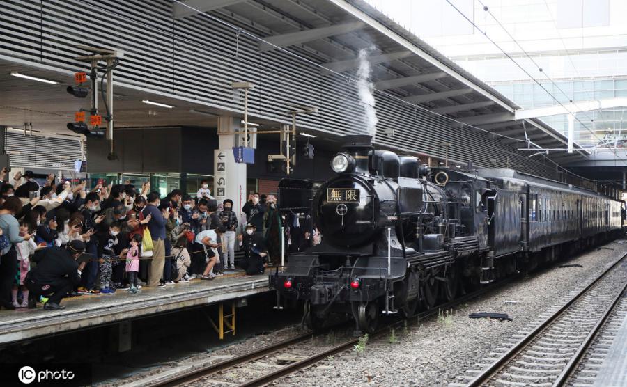 11月1日、JR鹿児島線の熊本-博多間を運行した臨時列車「SL鬼滅の刃」（写真著作権はCFP視覚中国が所有のため転載禁止）。 