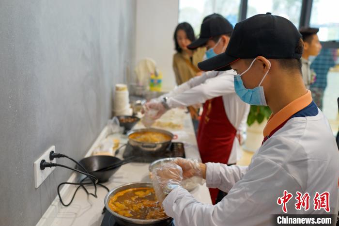 柳州「タニシ麺」副専攻クラスの初回授業は試食！　広西