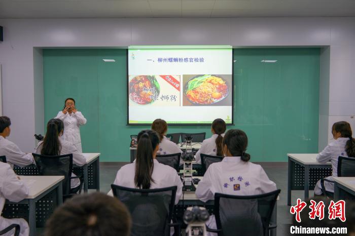 柳州「タニシ麺」副専攻クラスの初回授業は試食！　広西
