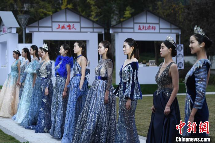 重慶でミス・ツーリズムのイブニングドレスショー開催