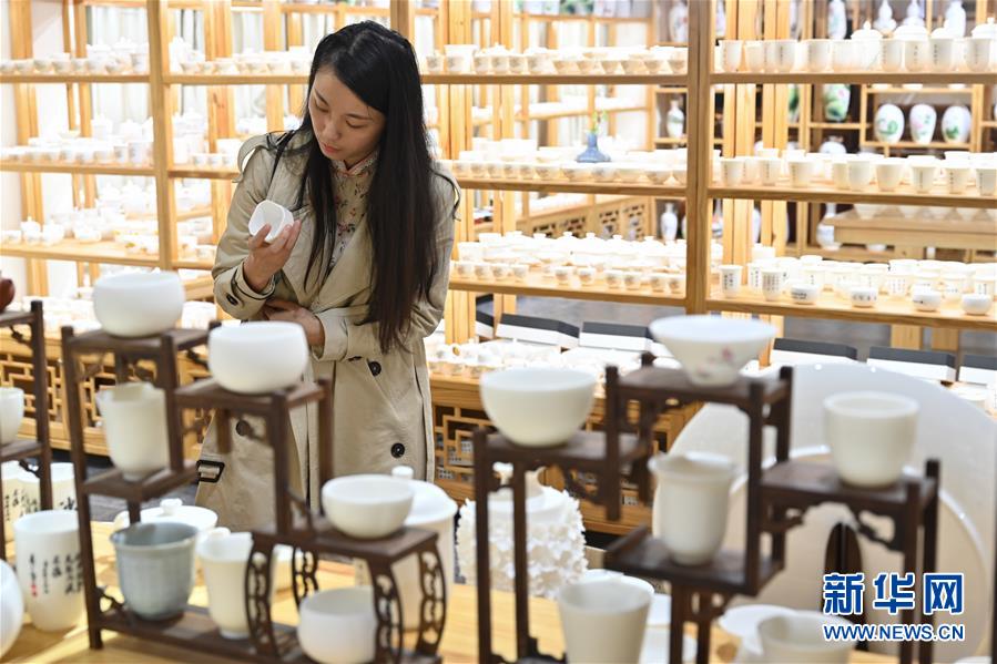 福建省徳化市で白磁の伝統を受け継ぐ陶芸家　イノベーションも