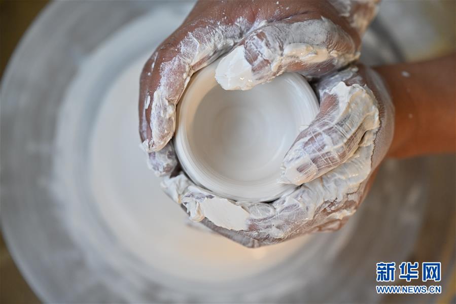 福建省徳化市で白磁の伝統を受け継ぐ陶芸家　イノベーションも