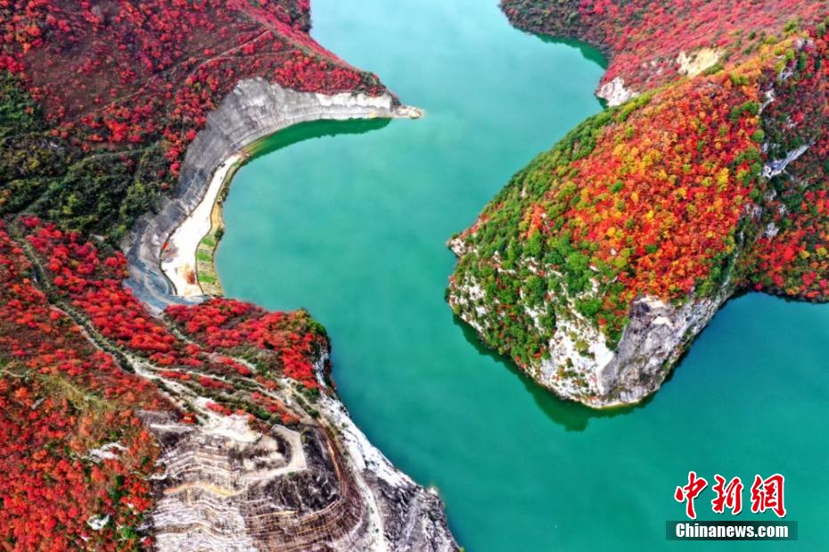 青き水たたえ紅葉の山に囲まれた絶景ダム　 甘粛省成県