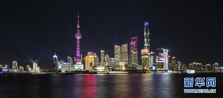 躍動感あふれる黄浦江のライトアップショー　上海