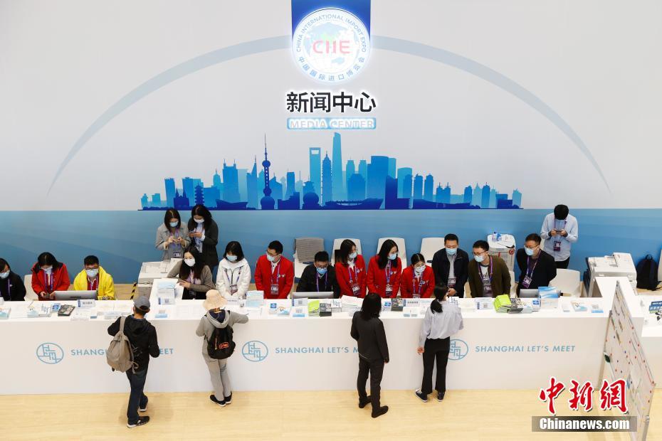 11月4日、第3回中国国際輸入博覧会メディアセンターで業務に励む報道関係者（撮影・韓海丹）。