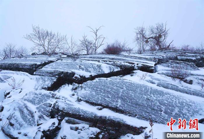 黒竜江省五大連池に初雪　まるで水墨画の風景