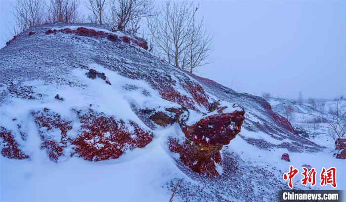 黒竜江省五大連池に初雪　まるで水墨画の風景