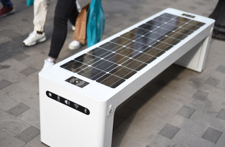 11月5日、天津濱江道に設置されたソーラー充電可能なスマートベンチ（写真著作権はCFP視覚中国が所有のため転載禁止）。