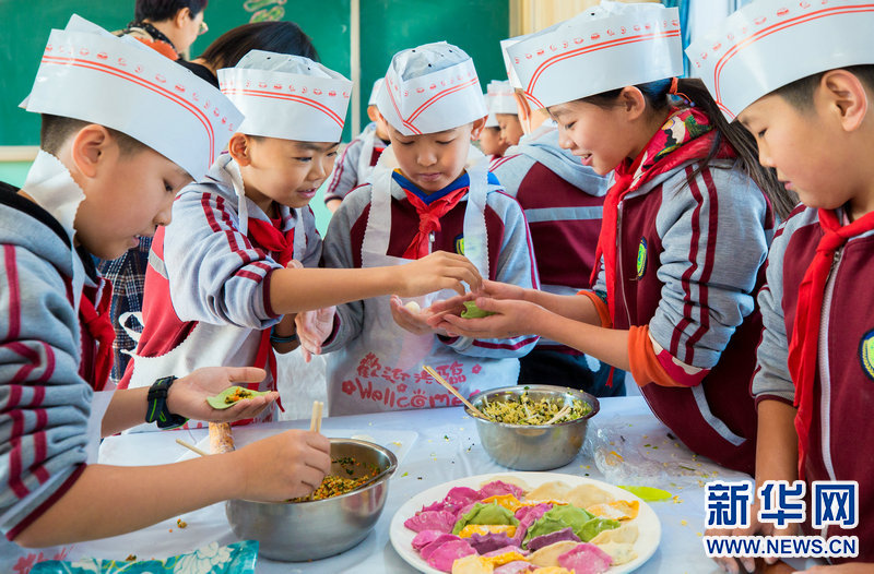 餃子を作って冬を迎える　内蒙古の小学校