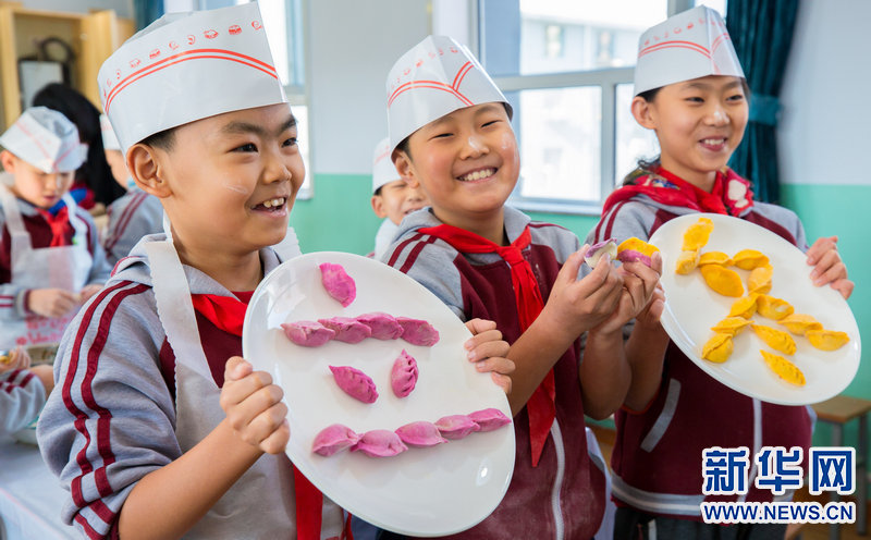 餃子を作って冬を迎える　内蒙古の小学校