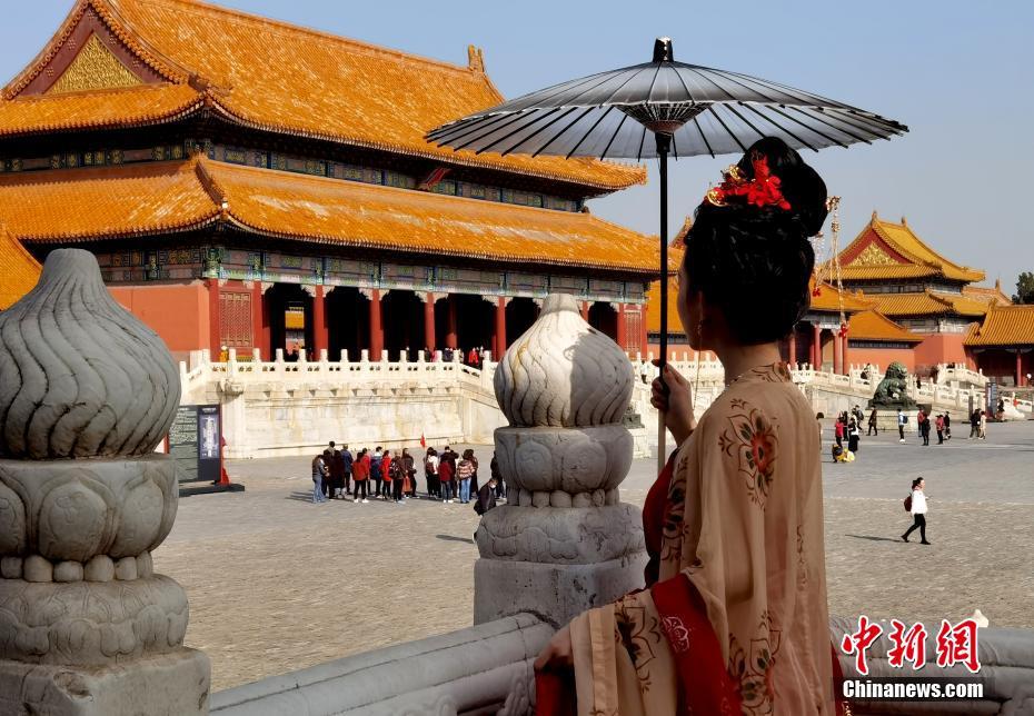 11月6日、さまざまなデザインの漢服を着て、北京の故宮をそぞろ歩く観光客（撮影・張宇）。