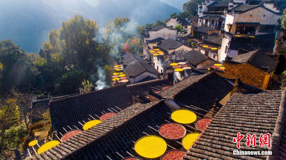 彩り鮮やかな秋の観光ベストシーズン真っただ中の江西省の趣ある村