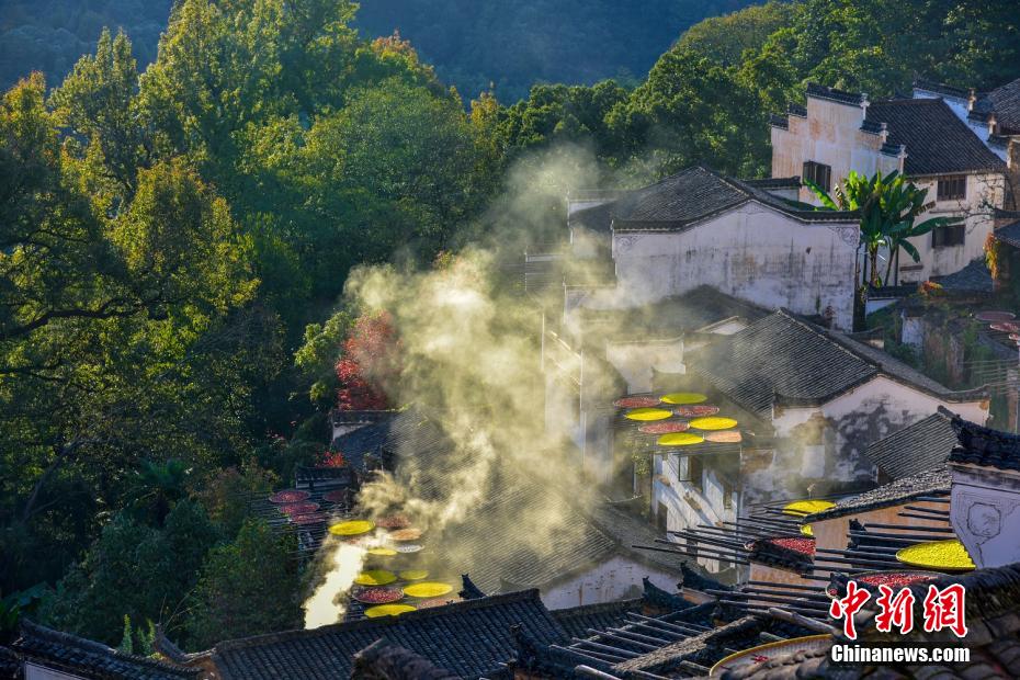 彩り鮮やかな秋の観光ベストシーズン真っただ中の江西省の趣ある村