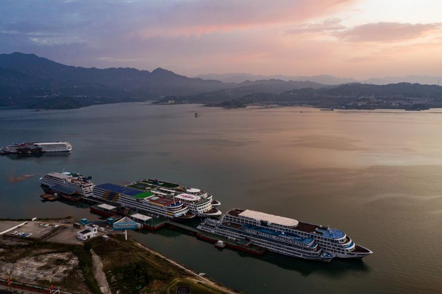 11月9日、湖北省宜昌市秭帰県の三峡ダムにある観光港に停泊する数多くの観光船（写真著作権はCFP視覚中国が所有のため転載禁止）。