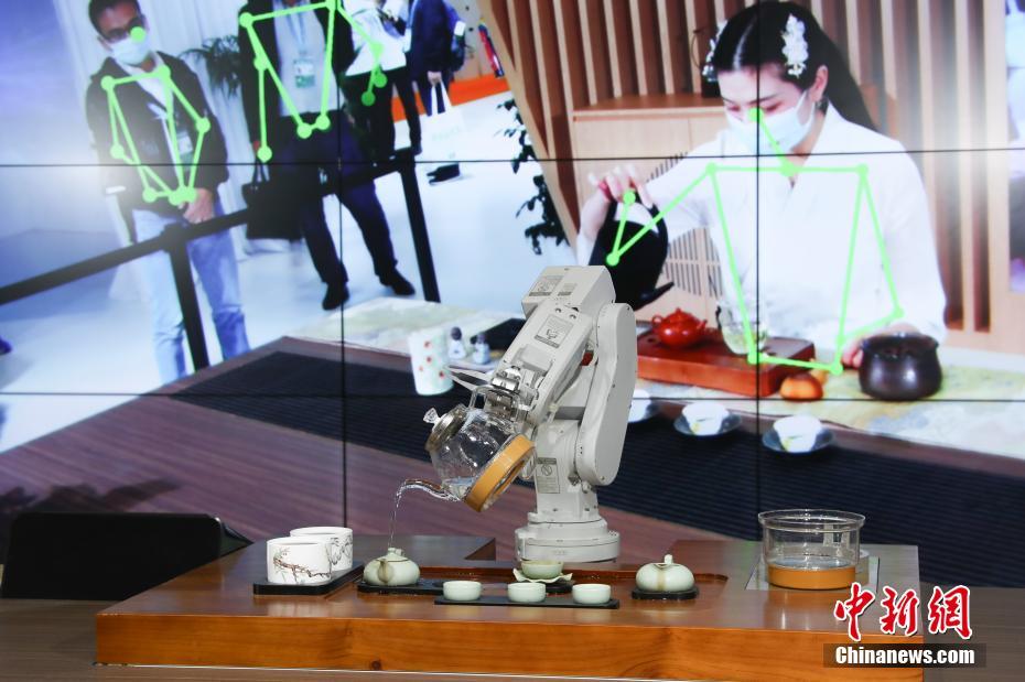 「中国茶をたしなむ」ロボットアーム　第3回輸入博