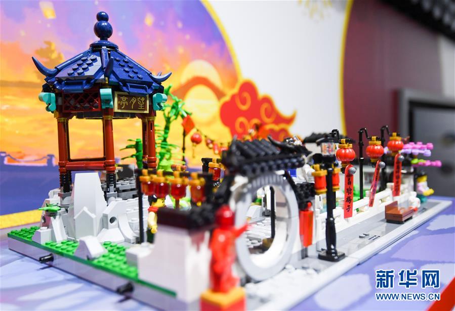 11月9日、レゴ出展ブースで、レゴブロックで作られた中国式庭園（撮影・陳曄華）。