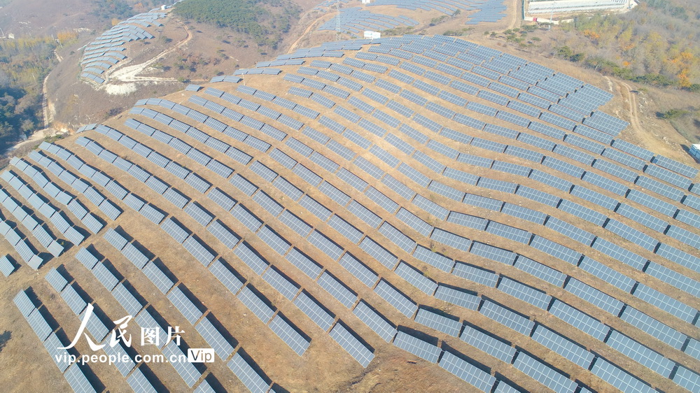 河北省唐山市、荒れ果てた山が太陽光発電所に