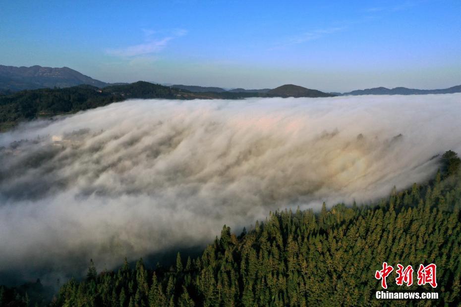 貴州従江の冬　人々を魅了する「雲の滝」