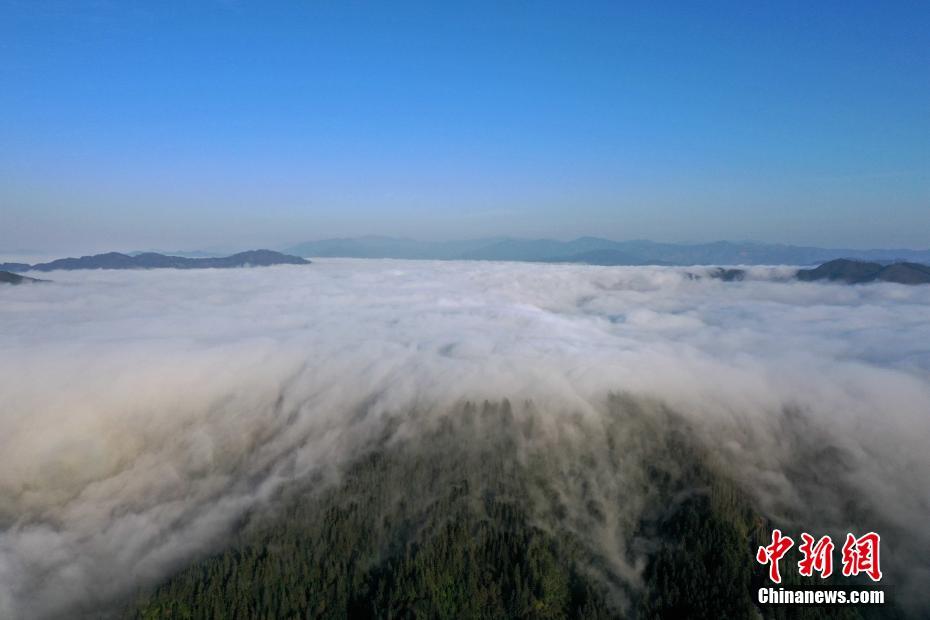 貴州従江の冬　人々を魅了する「雲の滝」