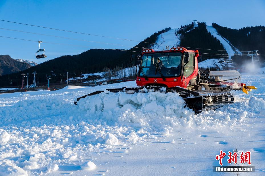 新雪シーズンに備えるウルムチ周辺のスキー場　新疆