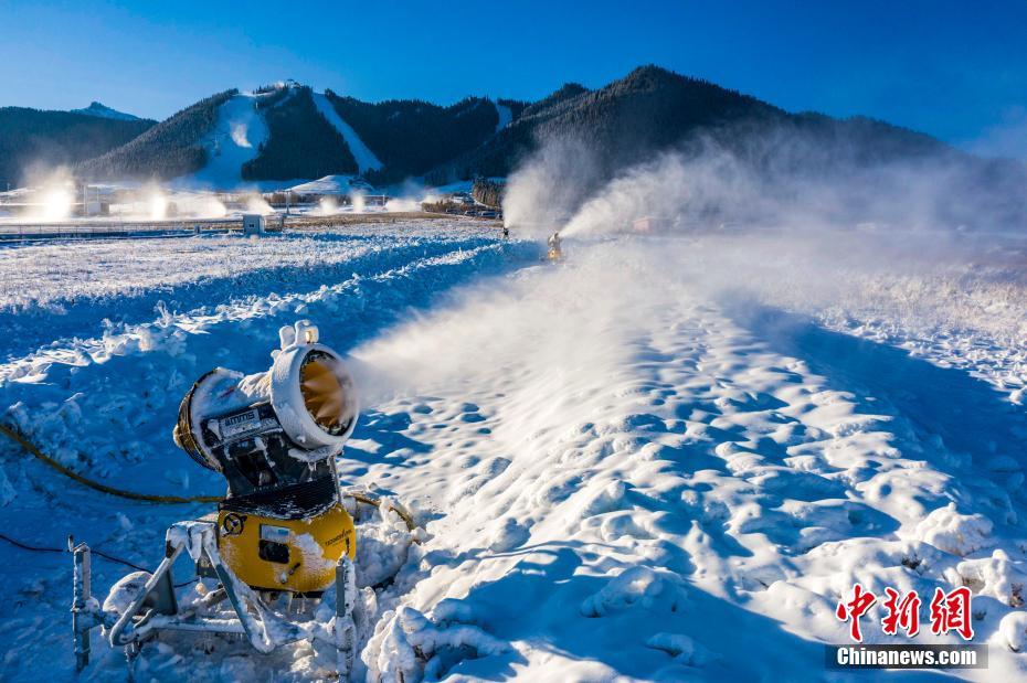 新雪シーズンに備えるウルムチ周辺のスキー場　新疆