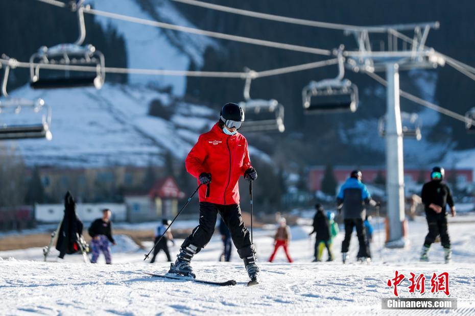 新雪シーズンに備えるウルムチ周辺のスキー場　新疆