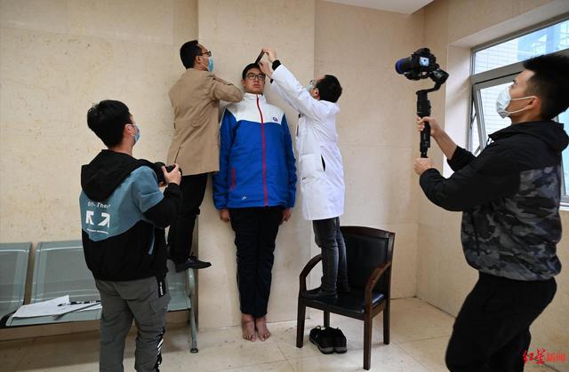 中国の身長2メートル21センチの14歳少年、ギネス記録更新へ！
