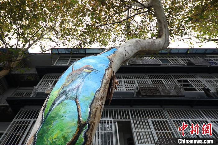江蘇省南京の街に彩り添える街路樹のイラスト