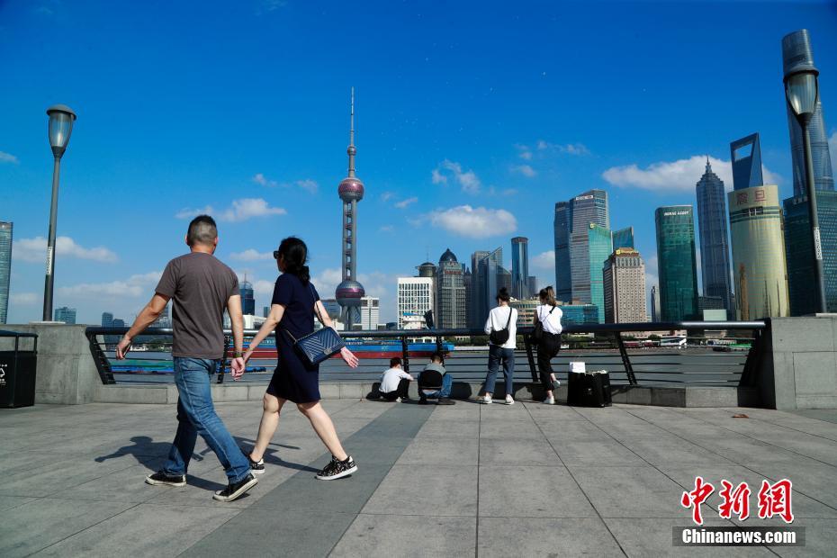 11月18日、上海外灘を観光する夏服姿の人々（撮影・湯彦俊）。