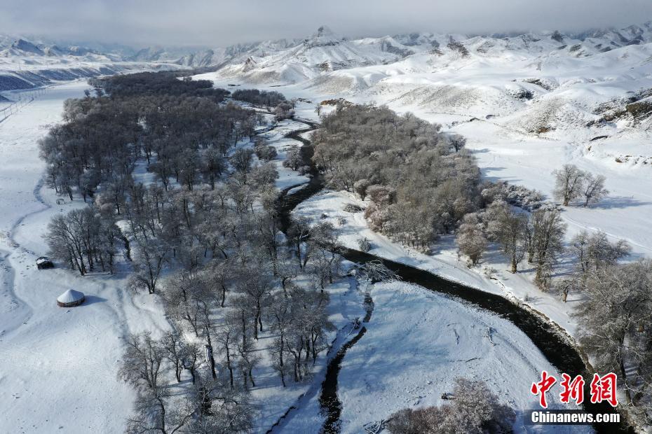 11月17日、新疆温泉県鄂托克賽爾河谷の風景（ドローンによる撮影・胡維斌）。