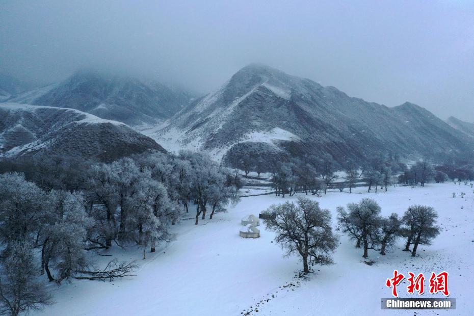 上空から眺めた新疆鄂托克賽爾河谷の冬景色
